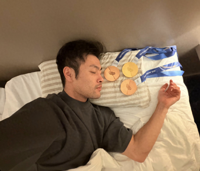 球探体育比分-宁忠岩“凡尔赛”晒图：元宵节的月亮圆，还是我手里的金饼圆？|冬奥会|AC米兰|米兰冬奥会|速度滑冰|乔丹_新浪新闻